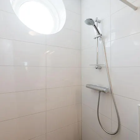 Lovely In With Many Facilities Within Walking Distance *