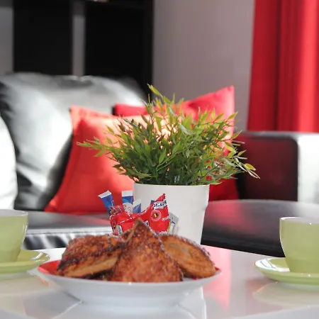 Lovely In With Many Facilities Within Walking Distance Appartamento *