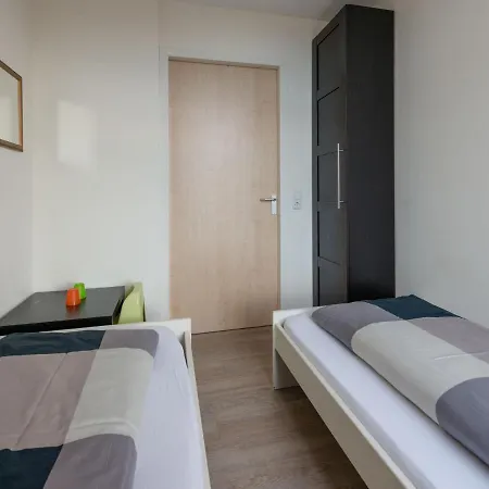 Lovely In With Many Facilities Within Walking Distance *