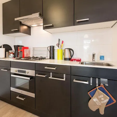 Lovely In With Many Facilities Within Walking Distance Appartamento