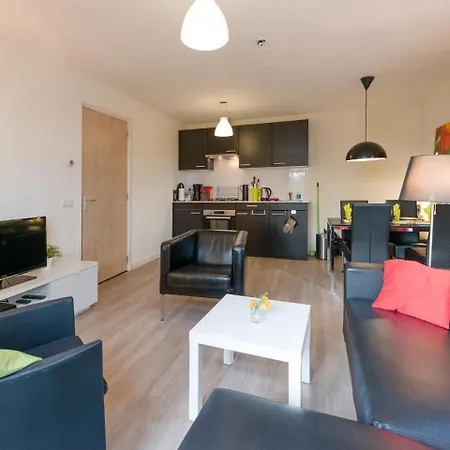 Lovely In With Many Facilities Within Walking Distance Appartamento