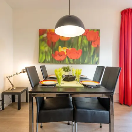 Lovely In With Many Facilities Within Walking Distance Appartamento