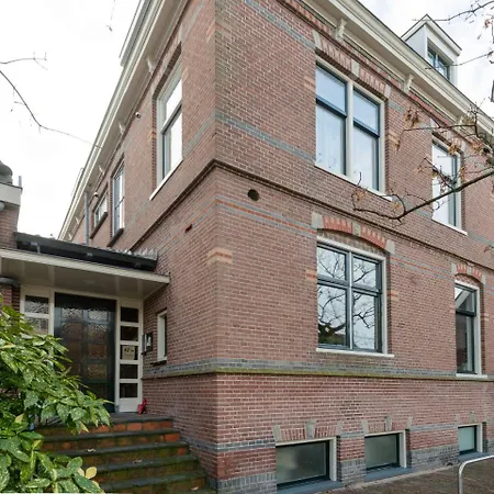 Lovely In With Many Facilities Within Walking Distance *